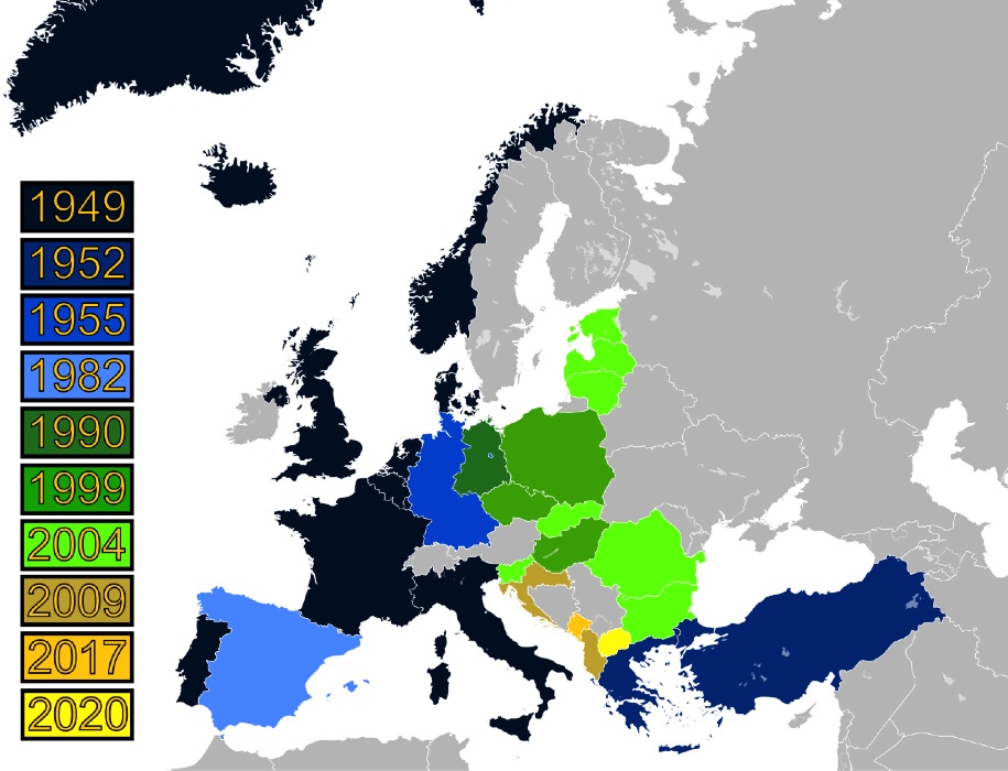 Carte D (v3.5/2022): Pays membres de l'OTAN et son élargissement depuis 1949 (source: Patrickneil, CC BY-SA 3.0, via Wikimedia Commons).