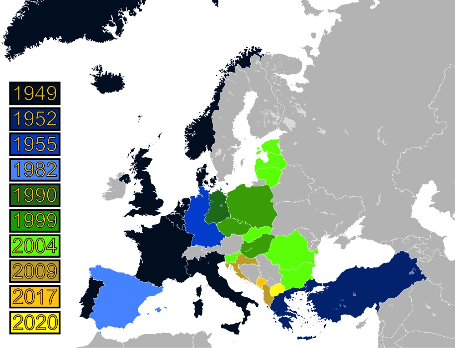  Carte D (v3.5/2022): Pays membres de l'OTAN et son élargissement depuis 1949 (source: Patrickneil, CC BY-SA 3.0, via Wikimedia Commons). 