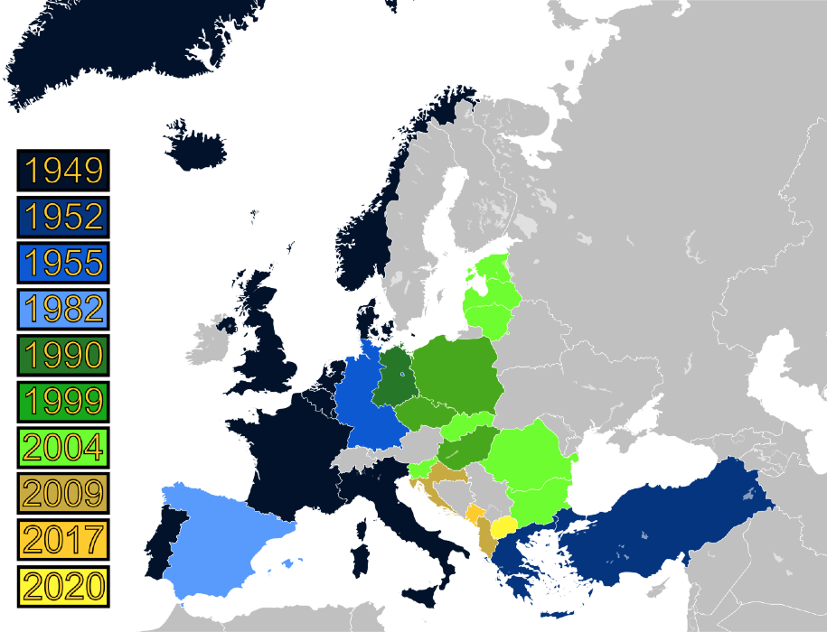  Carte D: Pays membres de l'OTAN et son élargissement depuis 1949 (source: Patrickneil, CC BY-SA 3.0, via Wikimedia Commons). 